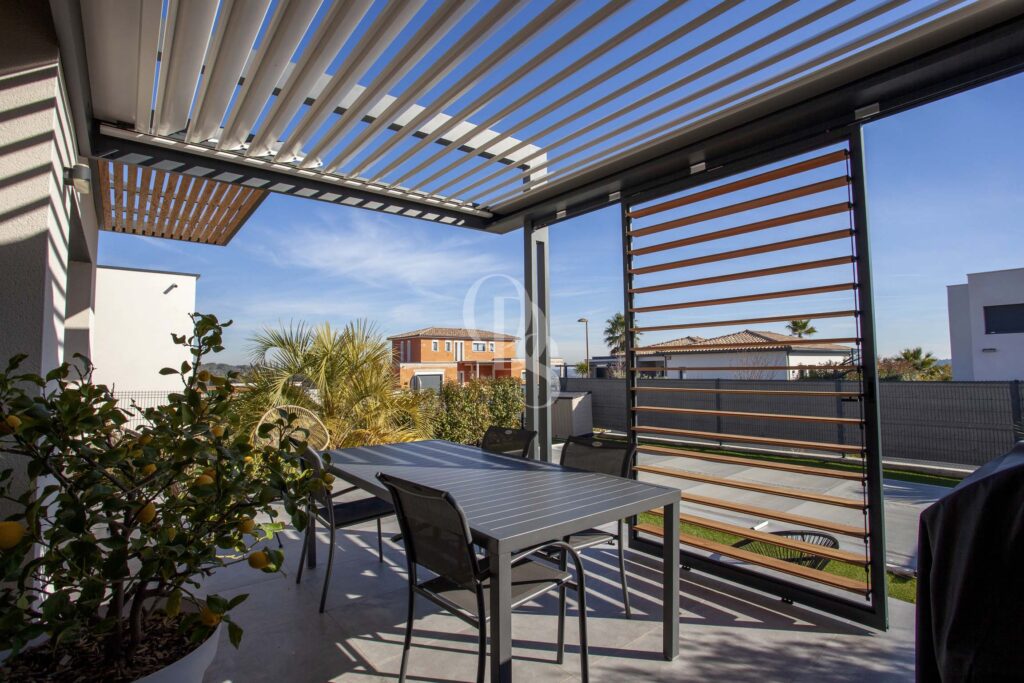 BRISE-SOLEIL ORIENTABLES HORIZONTAUX​ pergola